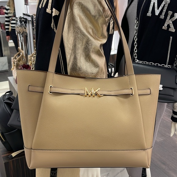 MICHAEL KORS
Reed Large Logo Belted Shoulder Tote Bag
Camel - Picture 15 of 16